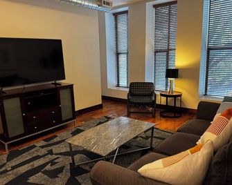 Stylish 2BR Loft in the heart of Downtown Paducah - Paducah - Living room