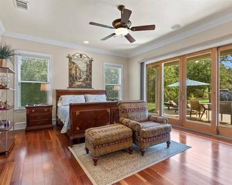 Mesquite Retreat: Close to Austin and COTA: Fun, Family, and Friends, - Cedar Creek - Sala de estar