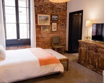 Speakeasy Suites Sleeps 18 - Nevada City - Bedroom