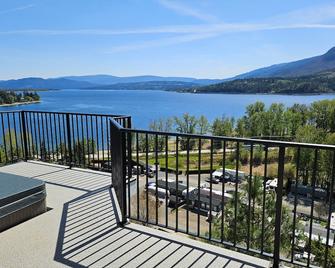 Hilltop Haven - Stunning View - Scotch Creek - Balcony