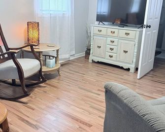Charming 3-bedroom house near downtown Marshfield - Marshfield - Sala de estar