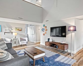 Walk to Coligny Beach Park Coastal Oasis with Pool - Hilton Head Island - Living room