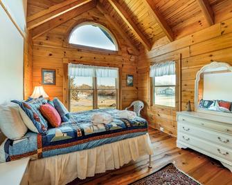 Dog-friendly, lake view cabin w/ furnished decks, Ping-Pong & darts - Louisa - Habitación