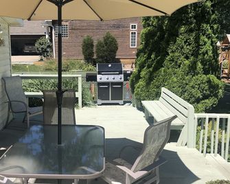 Gun Lake Cottage . Pet friendly and close to state park,restaraunts and casino. - Shelbyville - Balcony
