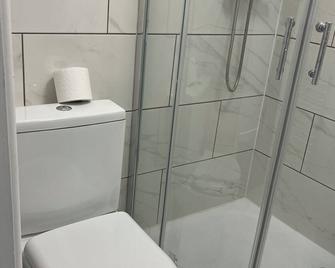 Self contained room, en-suite with separate lockable front door, located in an exclusive area - Wednesbury - Baño