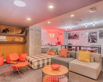 Bright + Mod Kendall Sq 1BR w/ Gym, walk to MIT by Blueground - קיימברידג' - טרקלין