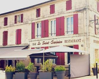 Logis Hôtel & Restaurant Le Saint Savinien - Saint-Savinien - Building
