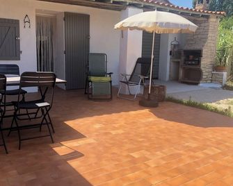 Farmhouse surrounded by vineyards and olive groves. Close to the sea and in a quiet location. - Martigues - Patio