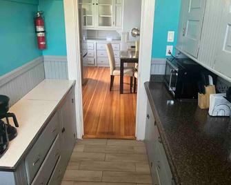 Spacious 3 Bdrm Apartment 3rd Fl W/ Deck Overseeing City Skyline - New Bedford