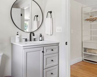 Luxury King 125 year historic home 2 blocks from Main St - Clayton - Baño
