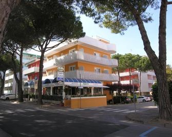 Hotel Garni Tahiti - Bibione - Building
