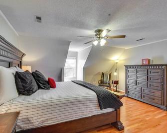 2 Mi to Clemson Central Villa with Deck, Near Lakes - Clemson - Bedroom
