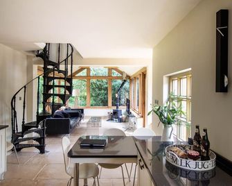 Luxury Coach House in beautiful rural village, scenic walks & 3 miles to Ledbury - Malvern - Obývací pokoj