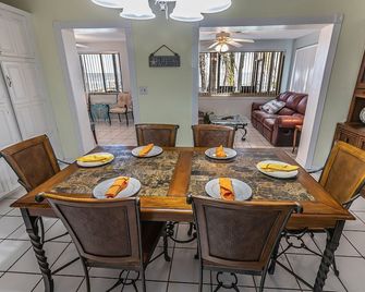 Relax by Lake Eustis in your cozy 2-bedroom retreat.10%discount for 7 day rental - Tavares - Dining room
