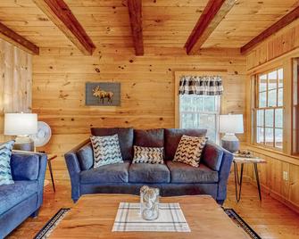 Rustic, lakefront cabin with floating dock, firepit & fireplace - dog-friendly - Dexter - Sala de estar