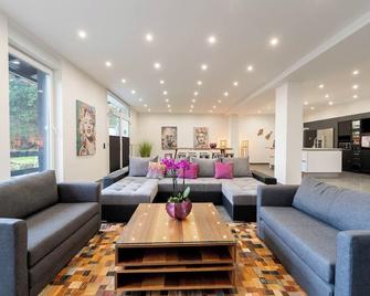 Whole house near the trade fair for up to 20 people - Essen - Living room