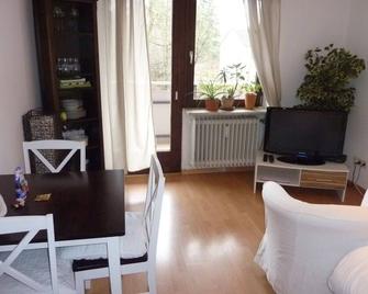 Comfortable App Fully Equipped 3 Min To S-Bahn Newly Renovated With Balcony - Olching - Wohnzimmer