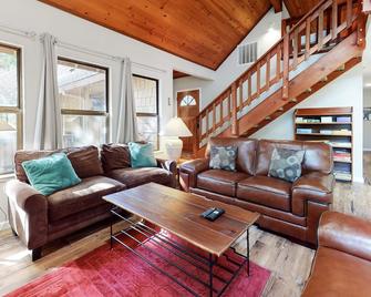 Quintessential cabin in the woods with wood stove, pool, gym, tennis - Arnold - Sala de estar