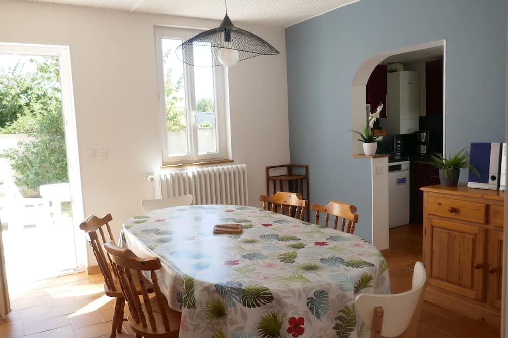 Vacation home in Les Sables d'Olonne, 1.5 km from the beach, sleeps 6. - Château-d’Olonne - Їдальня