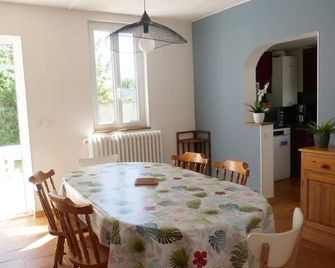Vacation home in Les Sables d'Olonne, 1.5 km from the beach, sleeps 6. - Château-d’Olonne - Їдальня