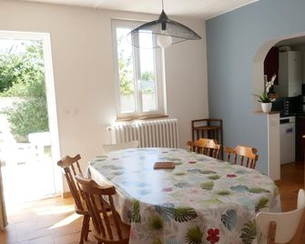 Vacation home in Les Sables d'Olonne, 1.5 km from the beach, sleeps 6. - Château-d’Olonne - Їдальня