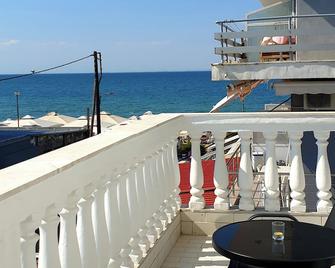 Eantos Studios and Suites - Peraía - Balcony