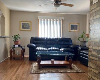 Our sunrises, sunsets, & starry nights are breathtaking! Just minutes from town. - Las Vegas - Living room
