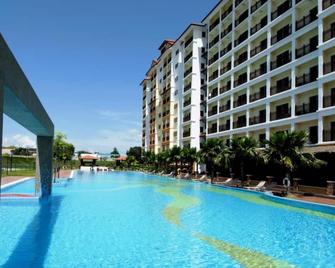 OYO Home 90301 Suria Service Apartments @ Bukit Merak Laketown Resort - Taiping - Pool