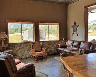 Mountain Valley Getaway II - Perfect for Snowmobilers! - Centennial - Living room