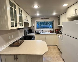 Secluded forest oasis with all the essentials - Maple Valley - Kitchen