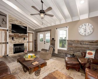 The Sunflower Barn - Alexander - Living room
