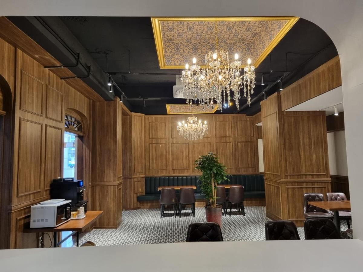 Angel Hotel thumbnail 2