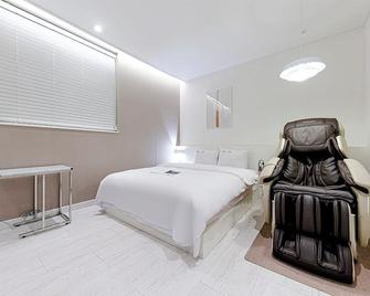 Hotel Yam Yeosu Hakdong - Yeosu - Bedroom