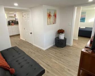 Private Bedroom Studio Downtown - Stamford - Living room