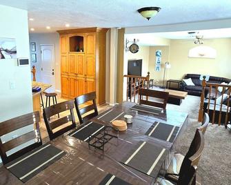 Booking - Hoskere Homes - Sandy - Restaurant