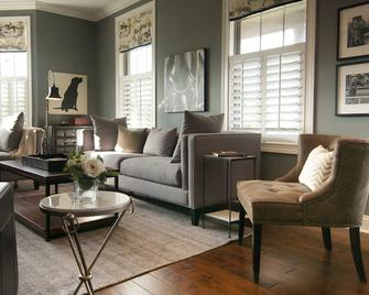 Elegant Equestrian-Themed Home Minutes From Keeneland, Airport & Restaurants - Lexington - Living room