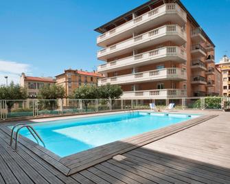 Aparthotel Adagio access Nice Magnan - Niza - Alberca