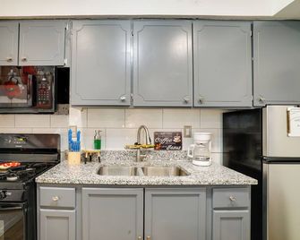 4 Mi to Dtwn El Paso: Pet-friendly Apartment! - El Paso - Kitchen