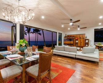 Malulani Villa, Luxury Oceanfront 3 Br, Private Pool, Hot Tub & Pickleball! - Waimea (Big Island) - Essbereich