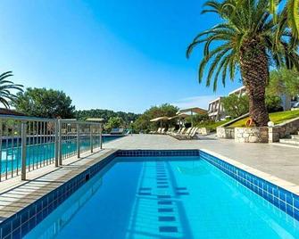 Iris Hotel - Siviri - Piscina