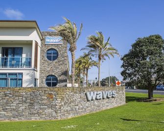 Waves - Auckland - Building