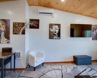 Private Hot Tub! King Size Bed Traverse City 18 Miles Crystal Mountain 17 Miles - Interlochen - Living room