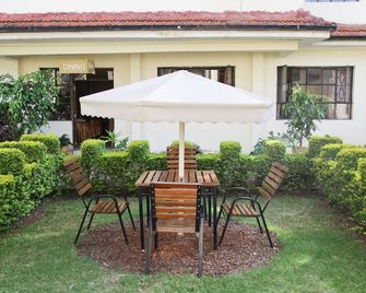 Biblica Guest House - Nairobi - Patio