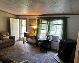 Cozy Home! Close to the Ski Blue Mountain, the Poconos, and Jim Thorpe. - Tamaqua - Living room