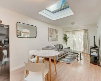 # Marbella Lane -Cozy 1br Studio In Palo Alto Dwtn - Palo Alto - Living room