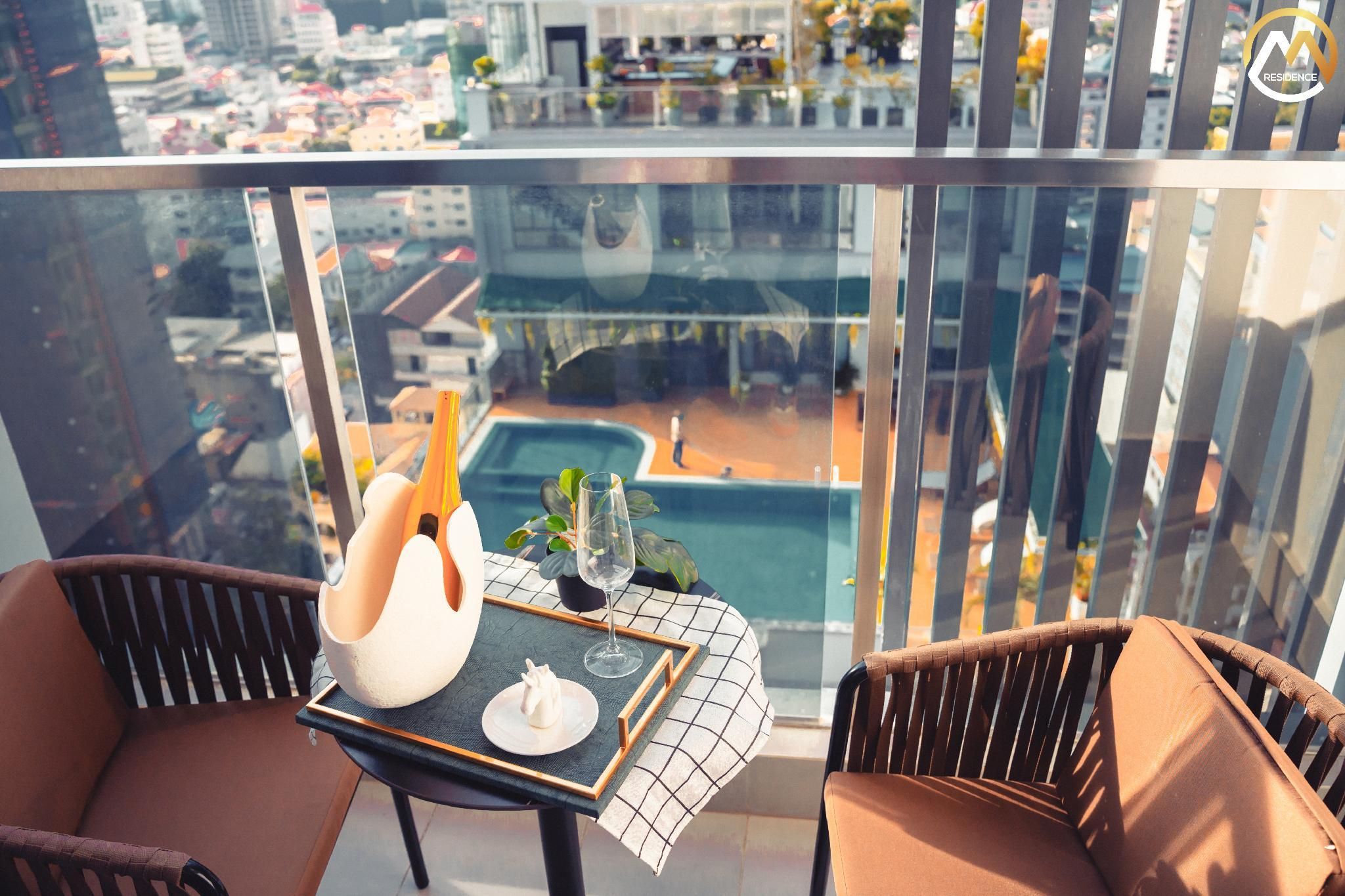 Phnom Penh Infinity Pool Min. 22/N - M Residence - פנום פאן - מרפסת