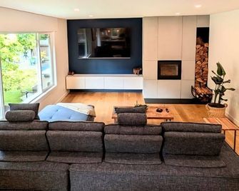 'Creekside Haven' Stunning 3 Bdr in Squamish, BC - Squamish - Living room