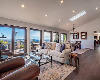 Luxury Home Atop the Hills - Santa Barbara - Living room