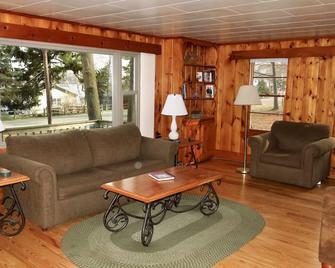 Knotty Pine Cottage Across From Portage Lake And Steps From Lake Michigan & Ppi - Onekama - Living room