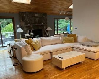 6 Bedroom Elegant And Comfy Upstate Oasis Sanitized - Carmel - Living room